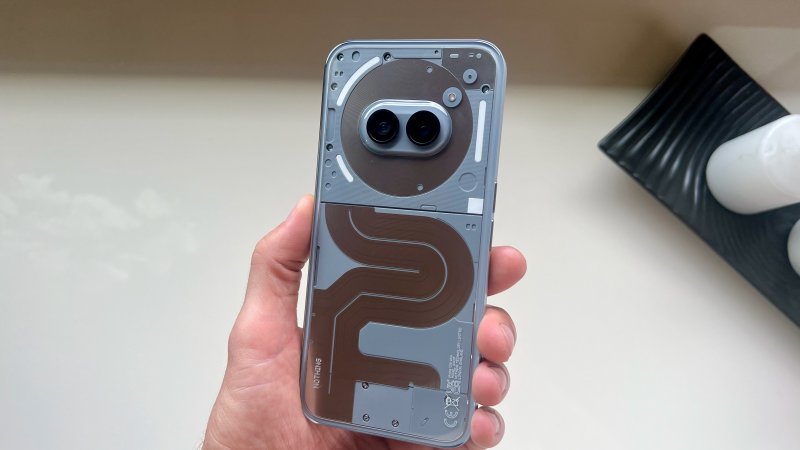 La peculiare cover posteriore trasparente di Nothing Phone (2a) Plus