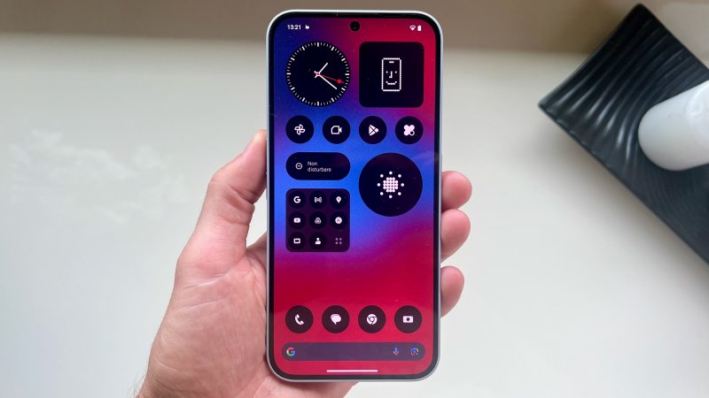 I bordi dello schermo di Nothing Phone (2a) Plus sono simmetrici ma non sottilissimi