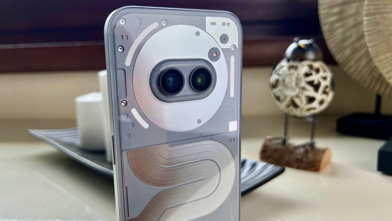 I Glyph di Nothing Phone (2a) Plus condividono posizione e funzioni col modello precedente