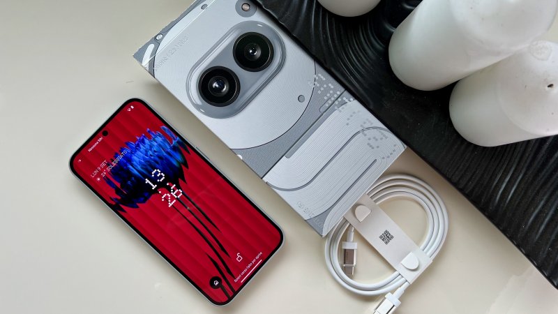 La dotazione di accessori di Nothing Phone (2a) Plus è minimale: c'è solo un cavo USB-C