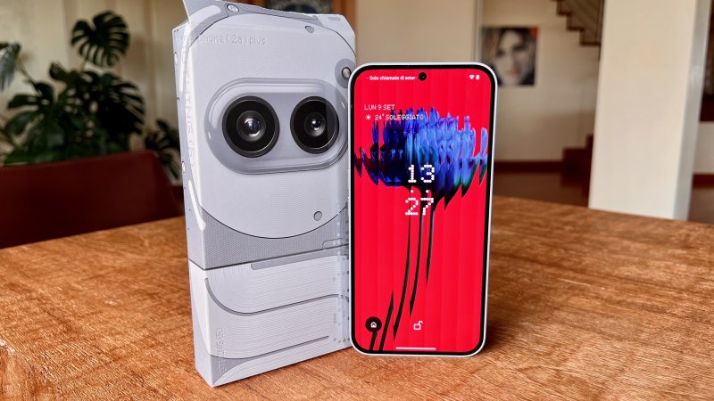 Nothing Phone (2a) Plus presenta poche migliorie tecniche rispetto al modello uscito a marzo