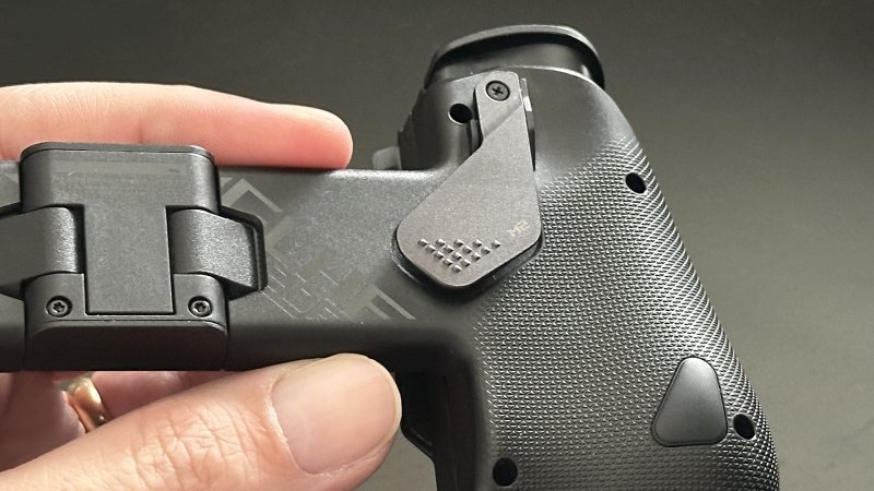 Il dettaglio dei paddle posteriori in alluminio del ROG Tessen