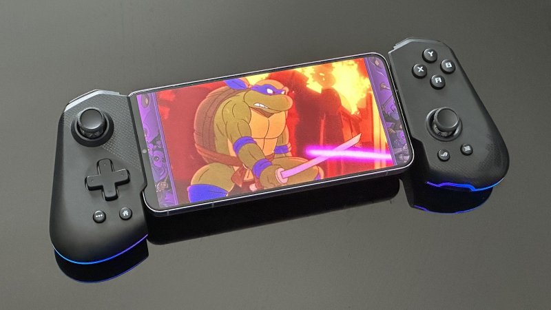 Il ROG Tessen con un Samsung Galaxy al suo interno