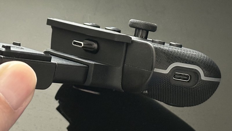 Uno dei supporti in gomma che è possibile applicare al ROG Tessen