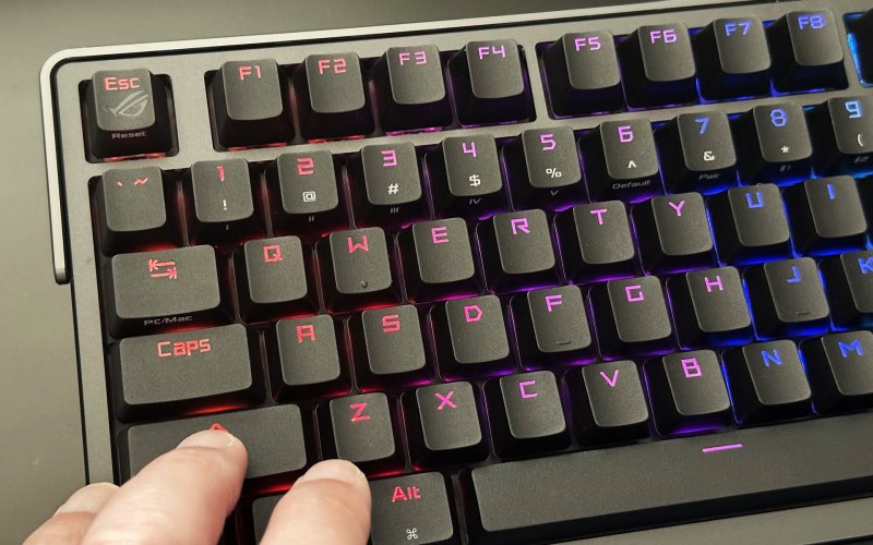 Uno sguardo alla ASUS ROG Azoth Extreme con illuminazione accesa