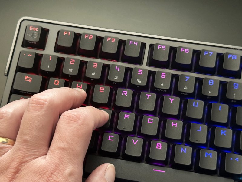Sfioriamo i WASD della ASUS ROG Azoth Extreme