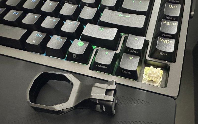 L'estrattore per copritasto della ASUS ROG Azoth Extreme in azione