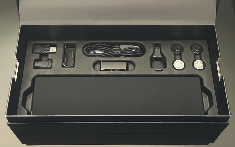 Il box accessori nella confezione della ASUS ROG Azoth Extreme