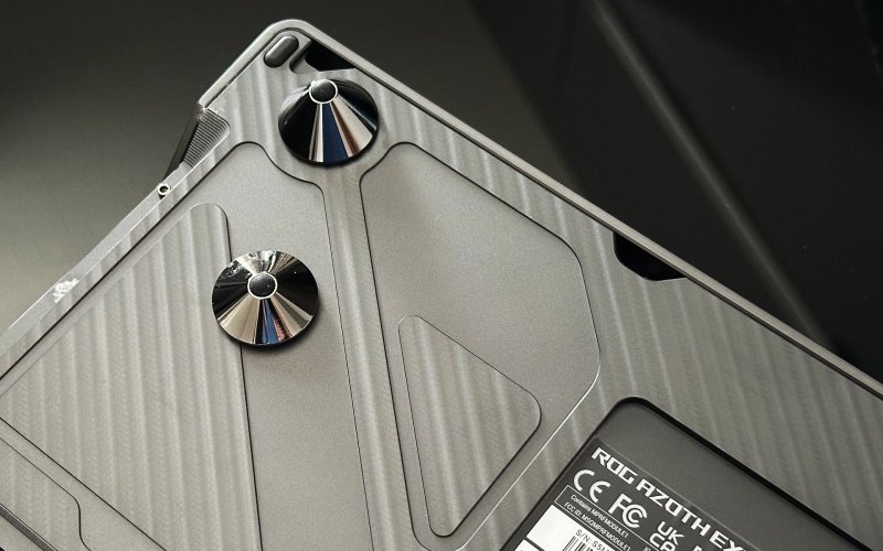 I piedini metallici e magnetici della ASUS ROG Azoth Extreme