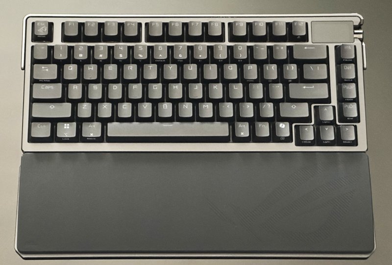 La ASUS ROG Azoth Extreme con il poggiapolsi