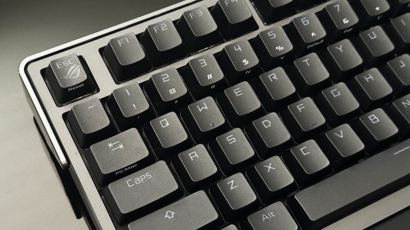 La cornice metallica che avvolge la parte alta della ASUS ROG Azoth Extreme