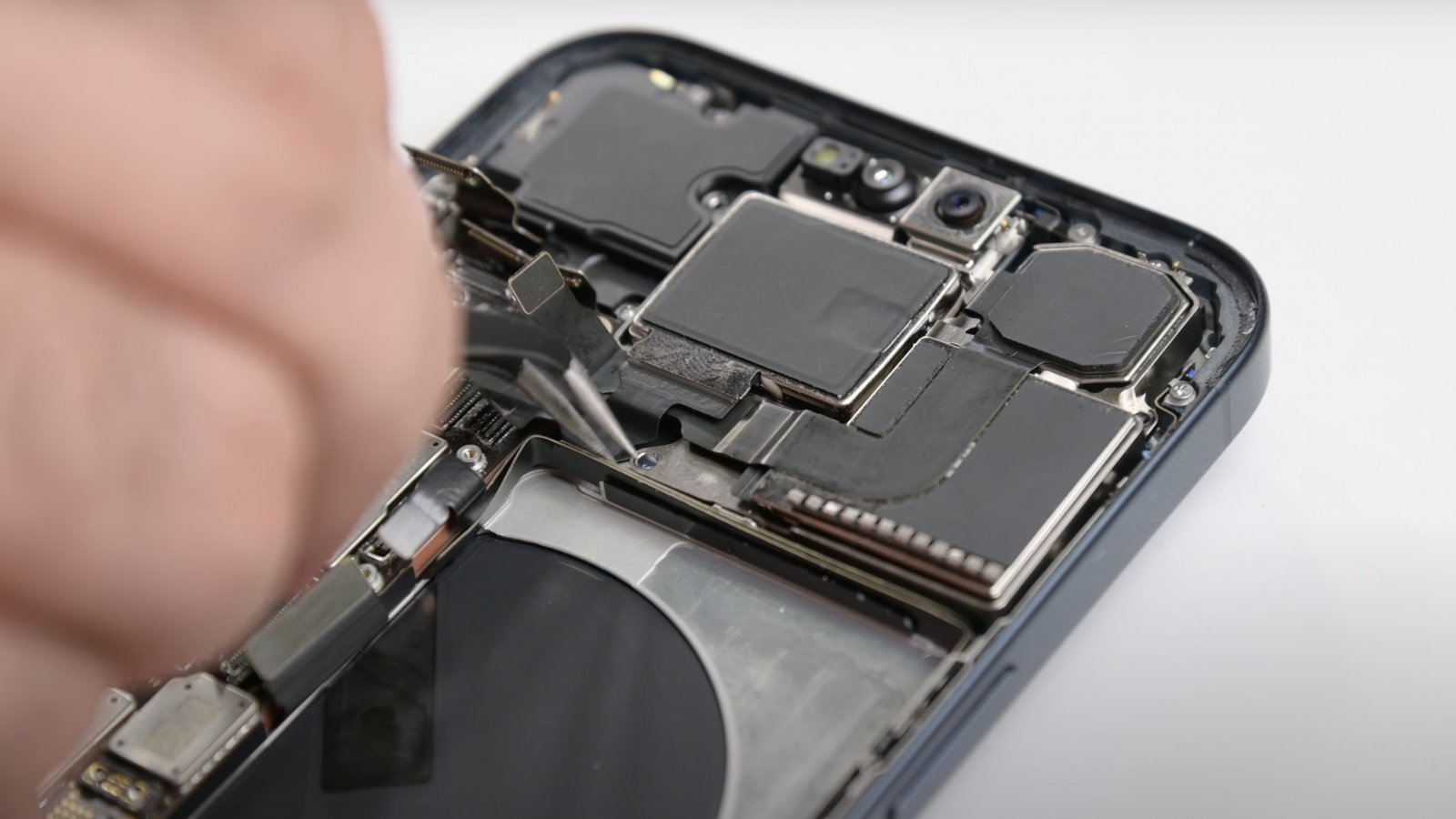 iPhone 15 teardown