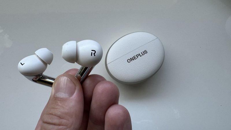 Le OnePlus Buds Pro 3 sono disponibili nel colore bianco o nero Le OnePlus Buds Pro 3 sono disponibili nel colore bianco o nero