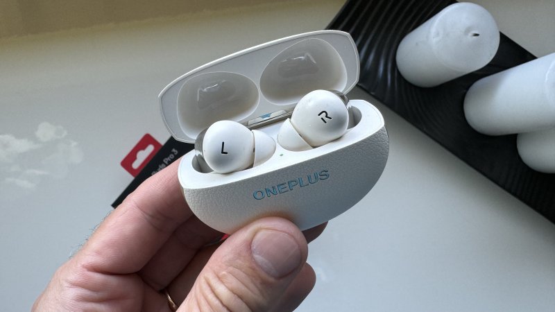 La forma della custodia è molto diversa dal precedente modello La forma della custodia è molto diversa dal precedente modello