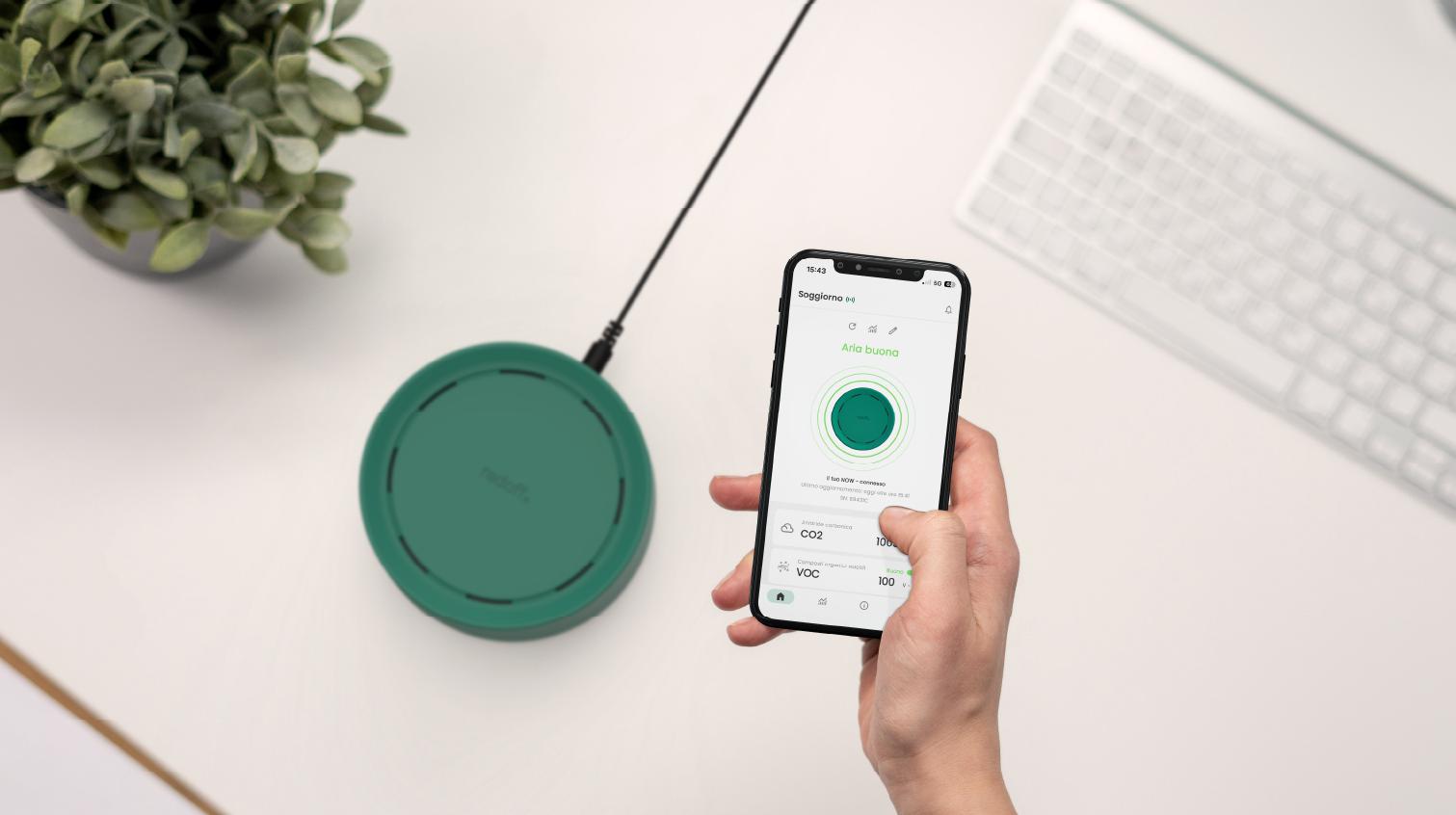 Il sensore verde Radoff e l'app su uno smartphone tenuto in mano