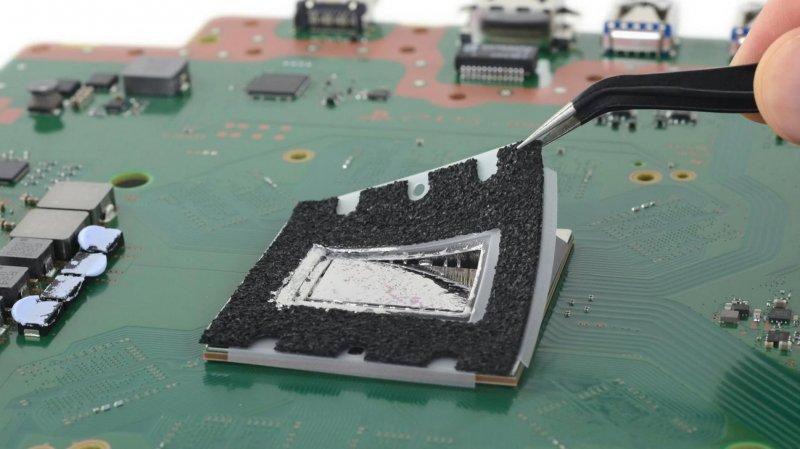 Il teardown di PS5, con dettaglio sul chip AMD della console