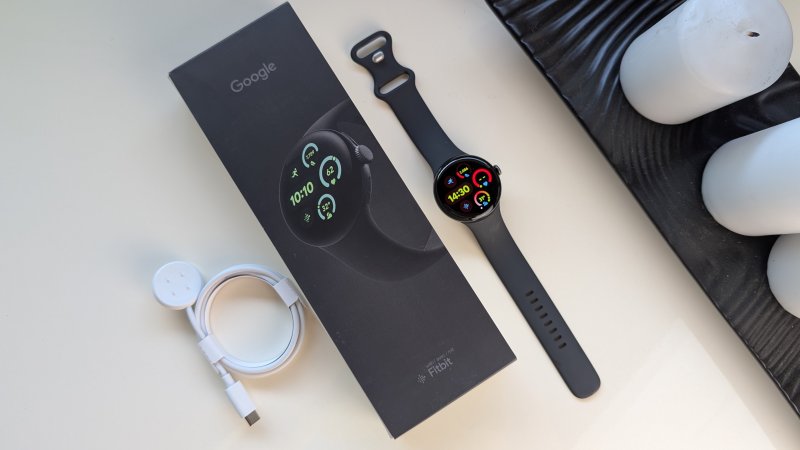 Gli accessori di Google Pixel Watch 3 sono sempre i soliti, ovvero la base di ricarica e un cinturino extra