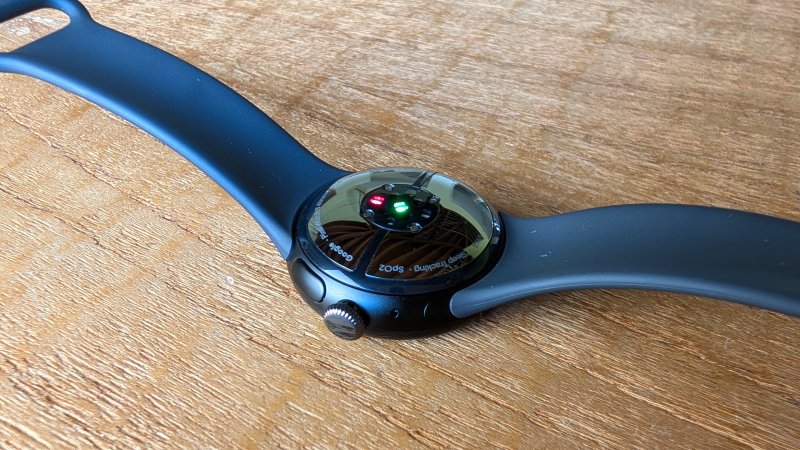 Il retro di Google Pixel Watch 3 ospita la maggior parte dei sensori