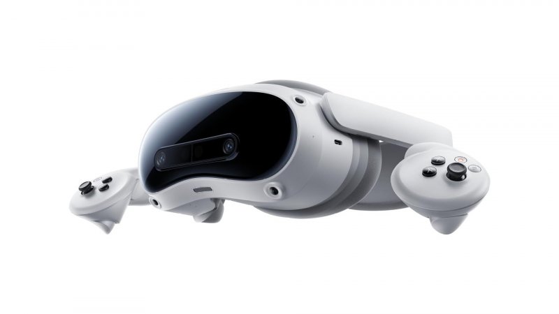 PICO 4 Ultra con i controller