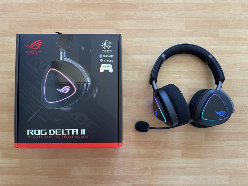 La confezione compatta e minimale e le cuffie ASUS ROG Delta II La confezione compatta e minimale e le cuffie ASUS ROG Delta II