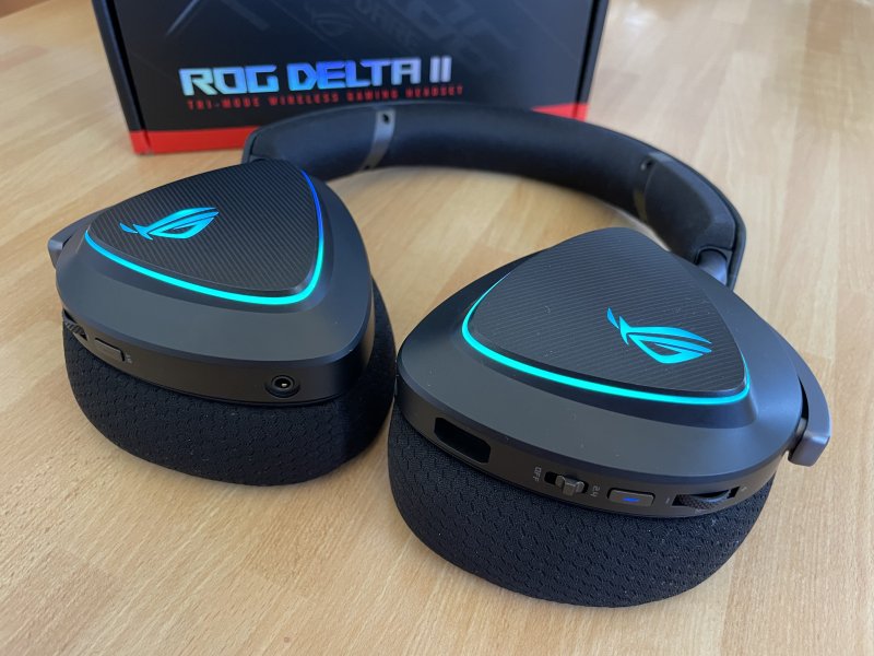 Sui padiglioni sono presenti delle ASUS ROG Delta II sono presenti tutta una serie di tasti e regolazioni manuali Sui padiglioni sono presenti delle ASUS ROG Delta II sono presenti tutta una serie di tasti e regolazioni manuali