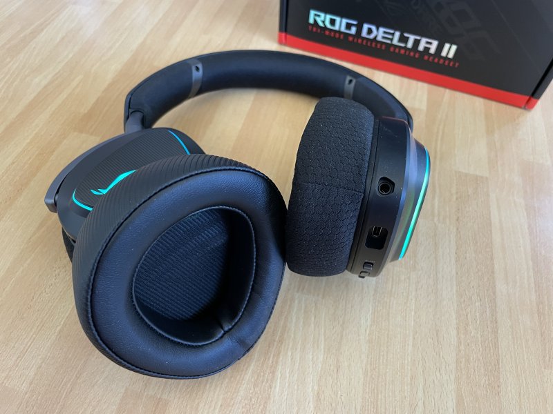 Nella confezione delle cuffie ASUS ROG Delta II troverete due paia di cuscinetti: uno rivestito in pelle e l'altro in tessuto sintetico traspirante Nella confezione delle cuffie ASUS ROG Delta II troverete due paia di cuscinetti: uno rivestito in pelle e l'altro in tessuto sintetico traspirante