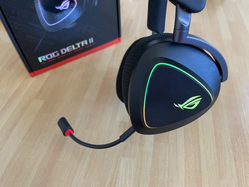 Nella parte finale il microfono delle ASUS ROG Delta II ha un pratico LED rosso per indicare quando è mutato Nella parte finale il microfono delle ASUS ROG Delta II ha un pratico LED rosso per indicare quando è mutato