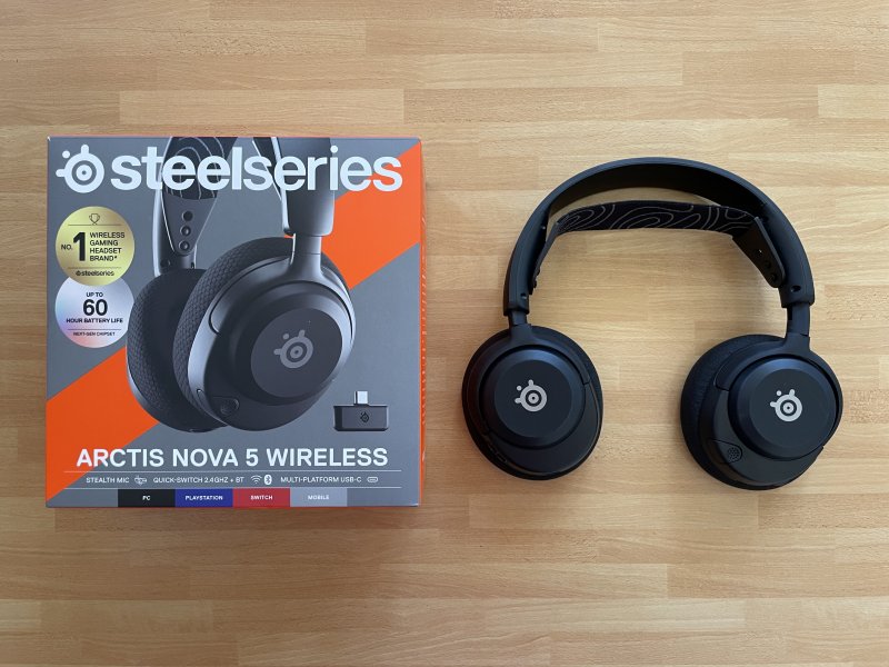La confezione delle SteelSeries Arctis Nova 5 contiene un adattore wireless, un cavo di ricarica e un cavo adattatore USB-A La confezione delle SteelSeries Arctis Nova 5 contiene un adattore wireless, un cavo di ricarica e un cavo adattatore USB-A