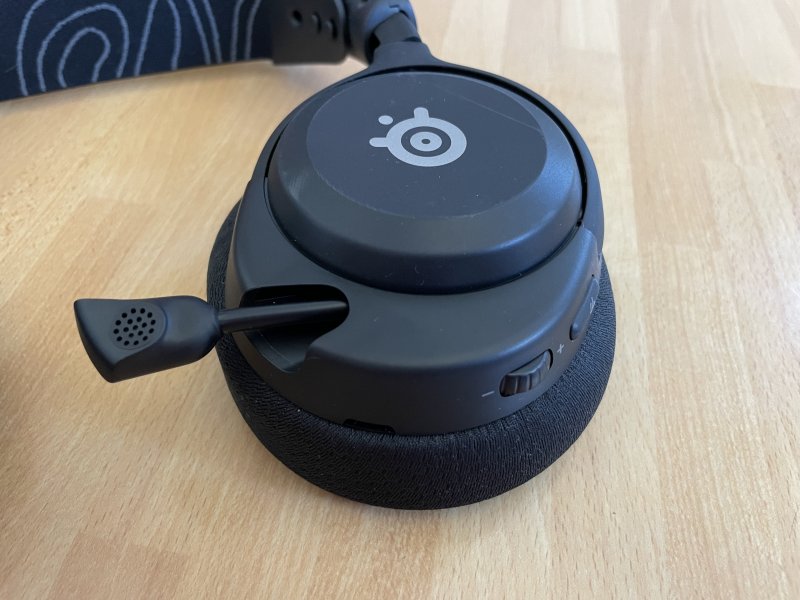 Il microfono delle SteelSeries Arctis Nova 5 si ritrae nel padiglione sinistro Il microfono delle SteelSeries Arctis Nova 5 si ritrae nel padiglione sinistro