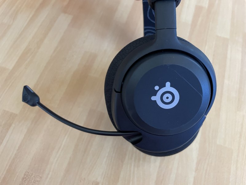 Nella sua forma allungata il microfono delle SteelSeries Arctis Nova 5 è flessibile per essere posizionato davanti alla bocca Nella sua forma allungata il microfono delle SteelSeries Arctis Nova 5 è flessibile per essere posizionato davanti alla bocca