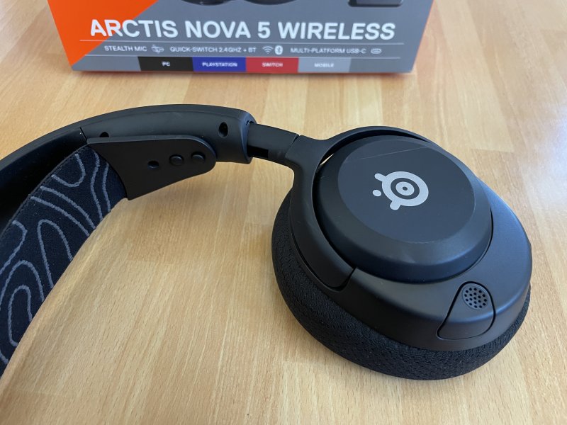 Il secondo archetto delle SteelSeries Arctis Nova 5 è una banda elastica regolabile tramite un meccanismo ad incastro Il secondo archetto delle SteelSeries Arctis Nova 5 è una banda elastica regolabile tramite un meccanismo ad incastro