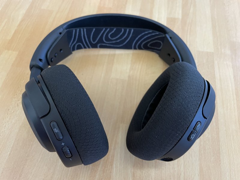 Sui padiglioni delle SteelSeries Arctis Nova 5 c'è tutta una serie di controlli e regolazioni Sui padiglioni delle SteelSeries Arctis Nova 5 c'è tutta una serie di controlli e regolazioni