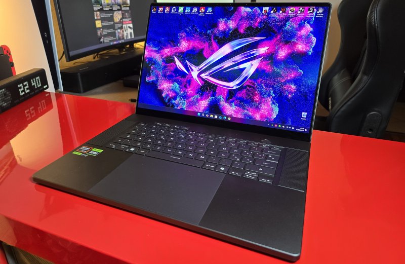 Il ROG Zephyrus G16 visto di fronte in tutto il suo splendore
