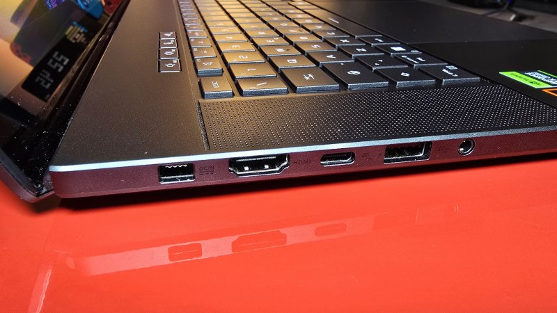 Tra Thunderbolt 4, USB-C, USB-A e HDMI, il laptop è fornito di tutte le porte necessarie all'utilizzo anche come desktop replacement