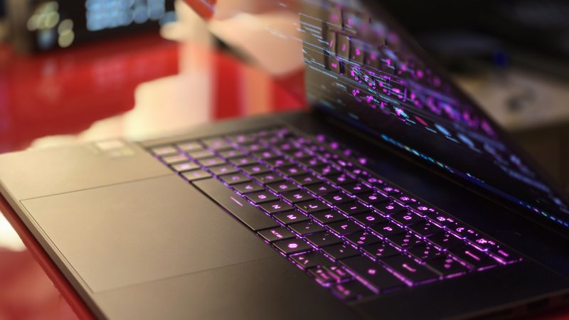 Anche se lo Zephyrus G16 arriva sul mercato con driver ed etichetta NVIDIA Studio, è perfettamente adeguato al gaming