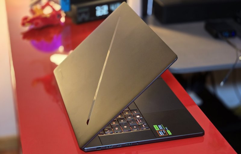 Il design del G16 è praticamente identico a quello del G14, compresa la striscia luminosa sul retro dello schermo