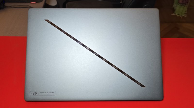 Lo Zephyrus G16 è indiscutibilmente eccellente da un punto di vista di design: caratteristico senza mai diventare eccessivo