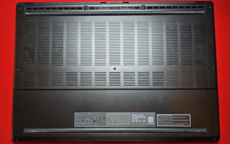 Sul fondo del laptop troviamo le griglie di aerazione che permettono l'aspirazione dell'aria fresca