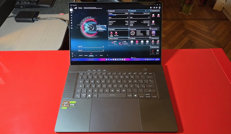 Lo schermo del ROG Zephyrus G16 è un OLED con una risoluzione di 1600p,un rapporto 16:10 e un refresh rate a 240 Hz