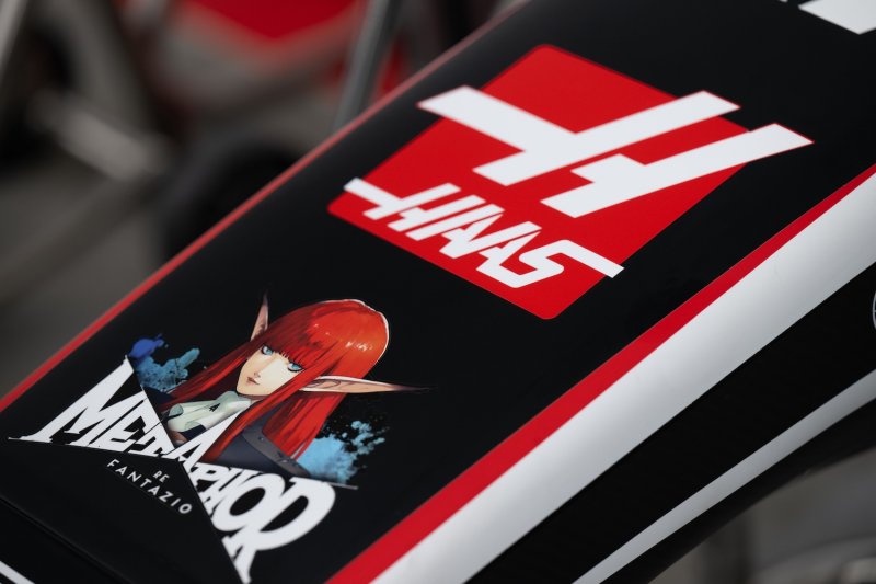 Il logo di Metaphor: ReFantazio sulla vettura da Formula 1 del team Haas