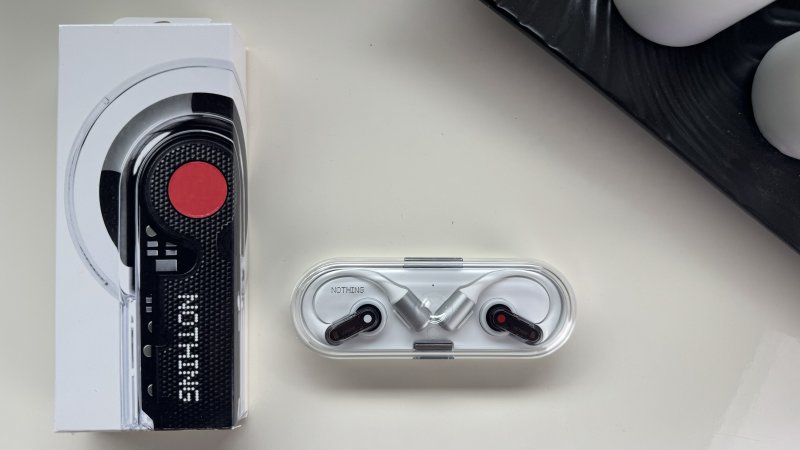 Le dimensioni sono ovviamente maggiori rispetto agli auricolari in-ear