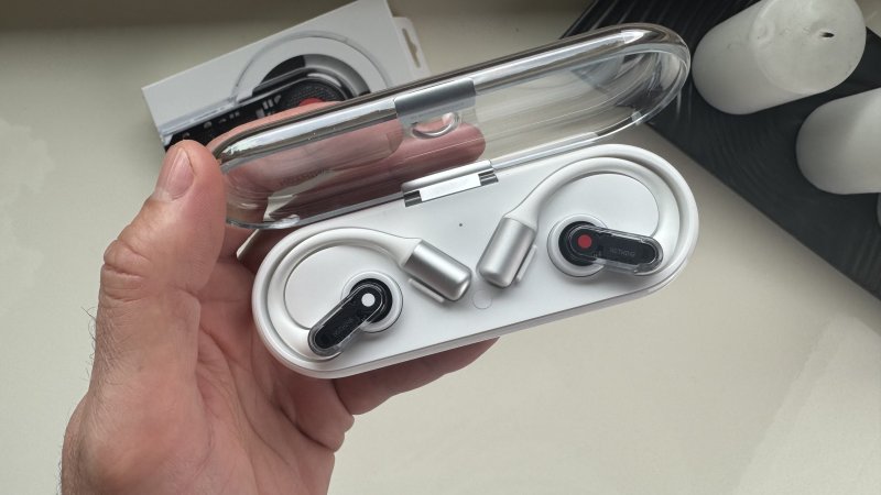 La custodia dei Nothing Ear (open) ha una forma allungata ma sottile