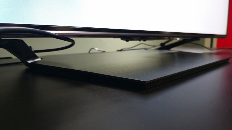 Il supporto del TV Hisense 55U7NQ è stabile e gradevole da vedere Il supporto del TV Hisense 55U7NQ è stabile e gradevole da vedere