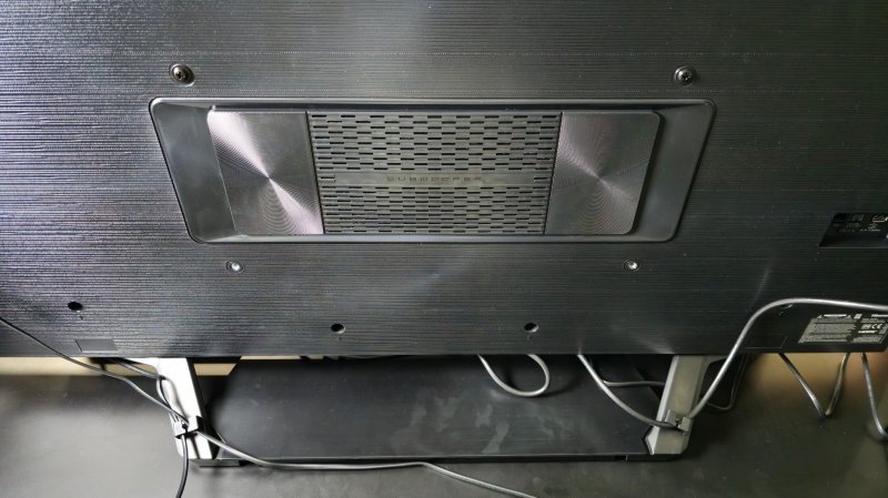 La griglia dell'altoparlante spicca sulla parte posteriore del TV Hisense 55U7NQ La griglia dell'altoparlante spicca sulla parte posteriore del TV Hisense 55U7NQ