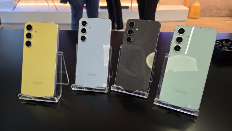 Le differenti colorazioni disponibili di Galaxy S24 FE