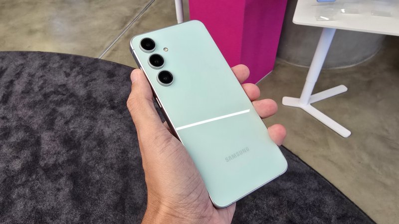 Il blocco camera di Galaxy S24 FE con tre ottiche