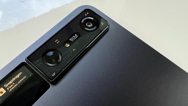 La fotocamera posteriore di REDMAGIC Nova Gaming Tablet è posizionata a fianco alla ventola