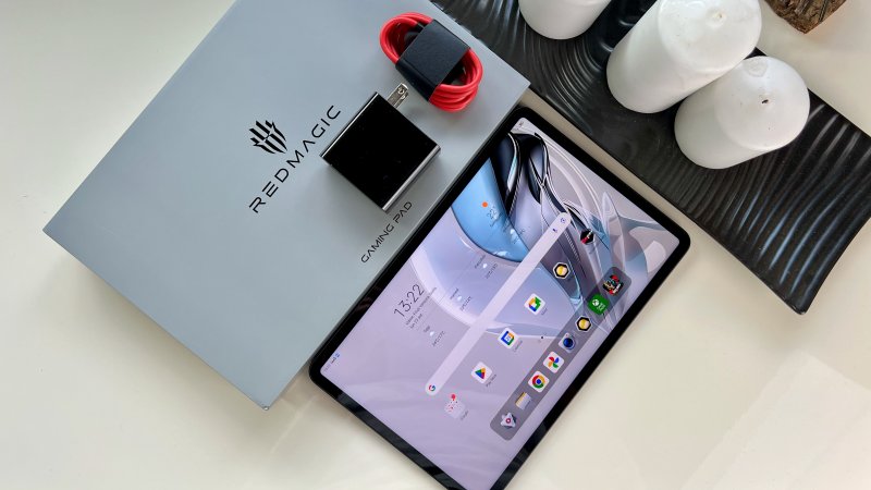 La confezione di REDMAGIC Nova Gaming Tablet con i suoi accessori