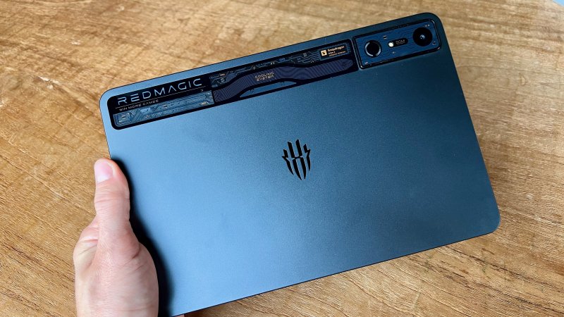 La scocca di REDMAGIC Nova Gaming Tablet ha la particolarità di una porzione trasparente