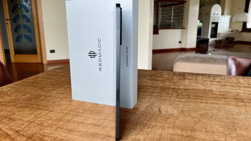 Il trattamento antiscivolo della cornice di REDMAGIC Nova Gaming Tablet favorisce l'impugnatura